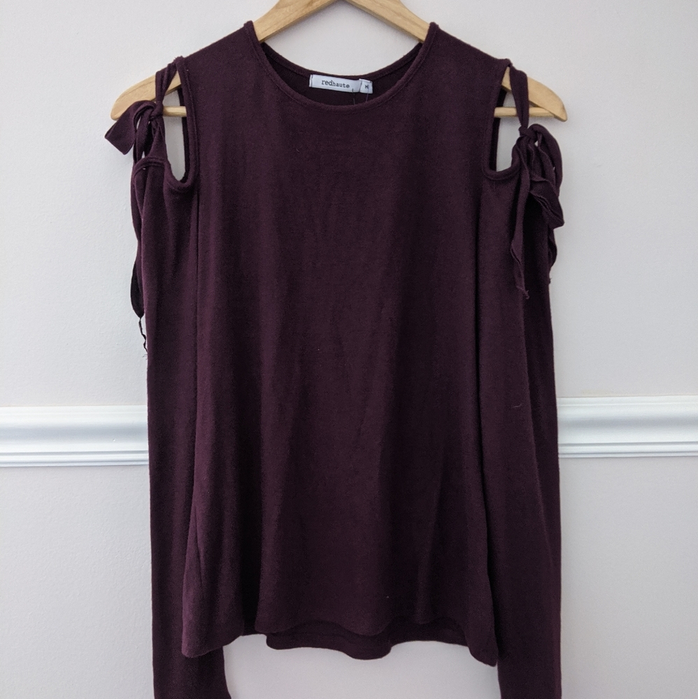 SUPER cute + soft cold shoulder w/ bows